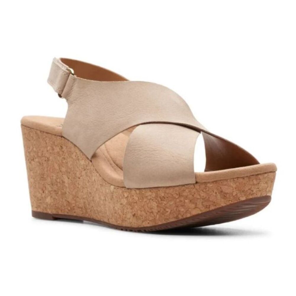 Clarks Women's NWOT Annadel Eirwyn Beige Strappy Platform Wedge Sandal Size 10